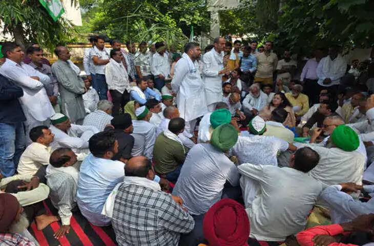 बिजनौर में किसानों ने उठाई ₹500 प्रति क्विंटल गन्ना मूल्य की मांग, समिति कार्यालय पर दिया धरना