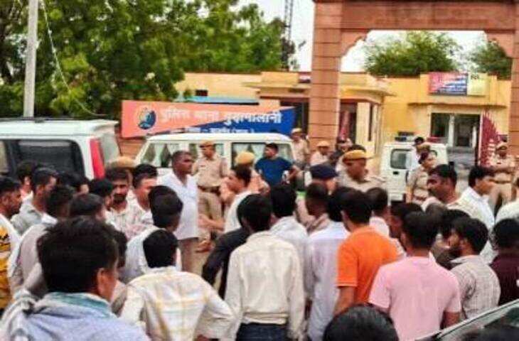 बालोतरा में शराब तस्करों की कार पेड़ से टकराई, पुनेश विश्नोई की मौत; थाने में शव रखकर प्रदर्शन