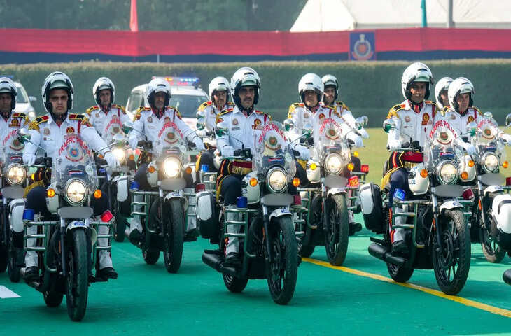 आखिर ट्रैफिक पुलिस की वर्दी सफेद ही क्यों होती है? जानिए इसके पीछे की खास वजह
