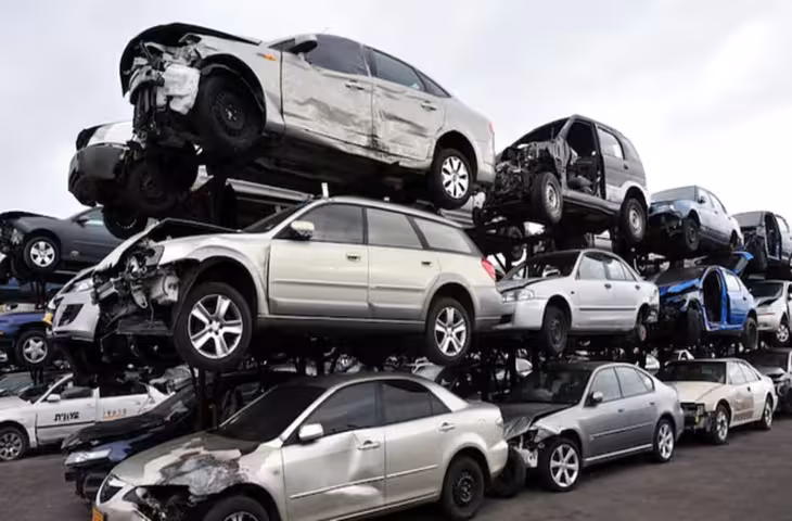 Old Car Scrappage Policy: आपकी पुरानी कार भी दिला सकती है नई गाड़ी पर छूट, जानिए स्क्रैप पॉलिसी के फायदे​​​​​​​