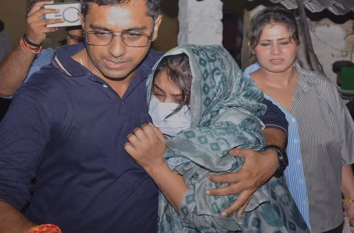 दवा कारोबारी विनीत मिनोचा हत्याकांड: 21 दिन बाद जेल से बाहर आई बहू शालू, बोली- निर्दोष हूं, अब कानपुर नहीं जाऊंगी