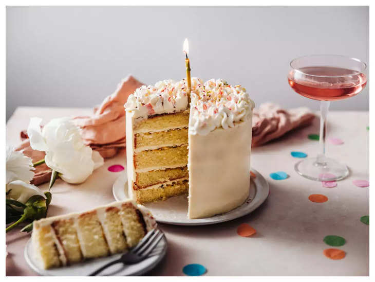 शौक बड़ी चीज है...बर्थडे पर केक की जगह काटा 10 किलो का समोसा !