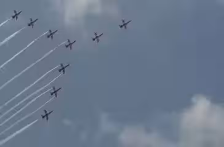 मेरठ के आसमान में गरजे 9 लड़ाकू विमान, फुटेज में देंखे सूर्यकिरण टीम ने 200 फीट की ऊंचाई पर दिखाए हैरतअंगेज करतब