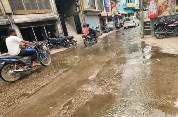 मकराना रेलवे स्टेशन रोड पर सीवरेज जाम, सड़क पर फैला गंदा पानी; राहगीर परेशान