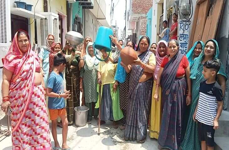 भिवानी की महिलाओं ने मटके फोड़े, जल संकट के समाधान की मांग की