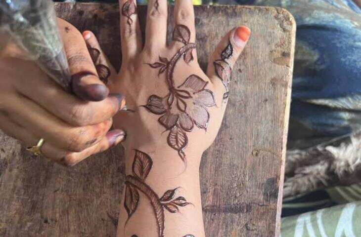 Nails पर मेहंदी लगाना सेफ है या नुकसानदेह? जानिए स्किन एक्सपर्ट्स की क्या है राय