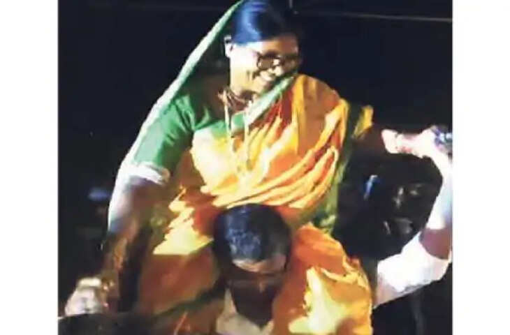 Nashik आनंदोत्सव : विधानसभा उपाध्यक्ष ने पत्नी के साथ गीत का अनुबंध कंधे पर रखा