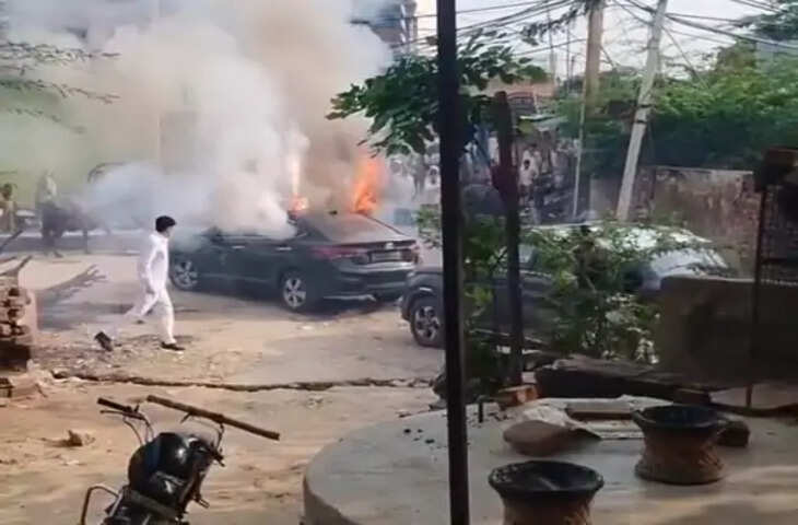 बारात में आतिशबाजी के दौरान कार में लगी आग, छत पर पटाखे जलाते समय गिरी चिंगारी