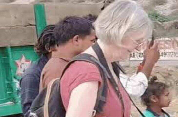 अलवर में विदेशी मेहमानों ने किसानों के साथ मिलाया हाथ: ट्रैक्टर-थ्रेशर पर गेहूं कुटाई, वीडियो में देंखे लोकगीतों पर झूमे फ्रांसीसी टूरिस्ट