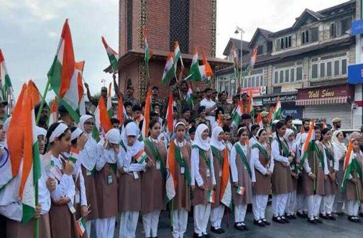 ऑफिस में दिखा देशभक्ति का ग्लैमर, Independence Day पर रैंप वॉक ने मचाई धूम; वायरल हुआ वीडियो
