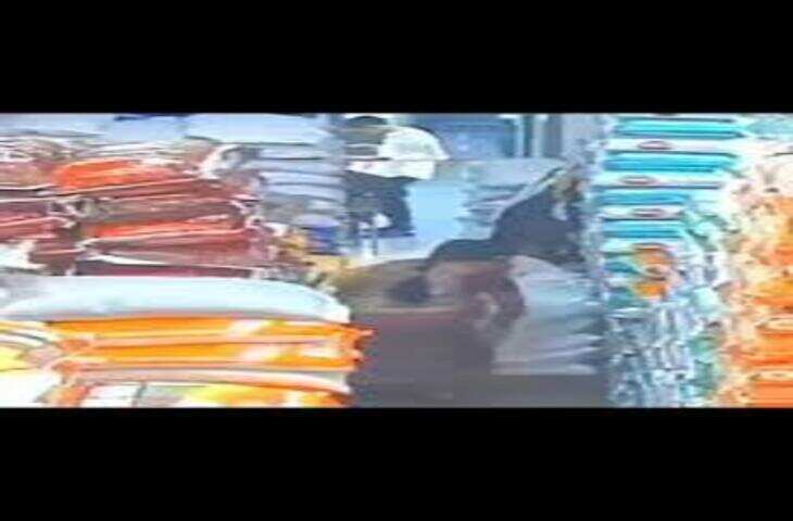 गोदाम में बड़ा हादसा: महिला पर गिरे अनाज के बोरे, वायरल वीडियो ने बढ़ाई चिंता