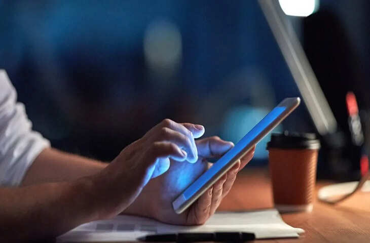 सावधान! मोबाइल की यह सेटिंग बन सकती है पैसे उड़ने की वजह, फौरन कर दे बंद&nbsp;