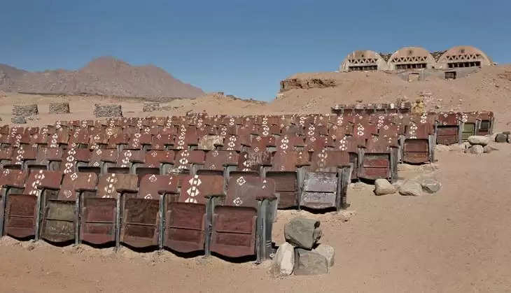 इस रेगिस्तान में मौजूद था दुनिया का सबसे अनोखा सिनेमा हॉल, जहां मौजूद हैं आज भी दर्शकों के लिए सीटें, जानिए !
