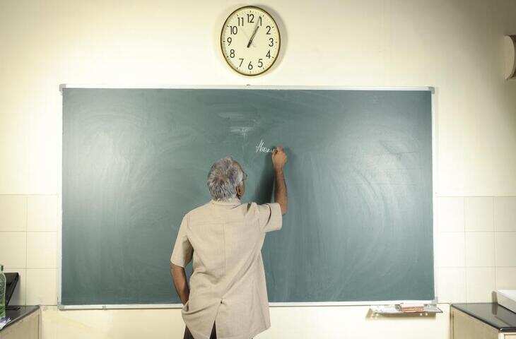 मध्य प्रदेश में छात्रों को शराब पिलाने का वीडियो वायरल होने के बाद स्कूल शिक्षक को निलंबित कर दिया गया