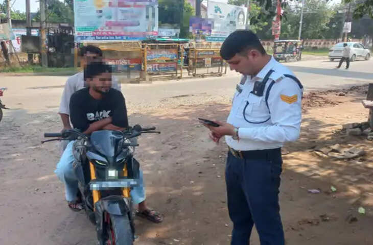 बिजनौर में ट्रैफिक पुलिस का विशेष अभियान, बिना हेलमेट 249 लोगों के चालान; 34 ई-रिक्शा पर भी कार्रवाई