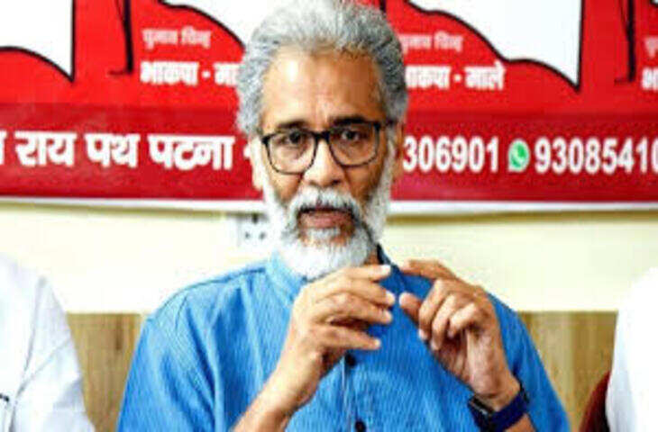 पश्चिम बंगाल विधानसभा चुनाव 2026 से पहले विपक्षी गठबंधन में सीट बंटवारे को लेकर बड़ा फैसला हो गया है। लेफ्ट फ्रंट, ISF और CPI(ML) के बीच लंबे समय से चल रही बातचीत के बाद आखिरकार सीटों का फार्मूला तय कर लिया गया है।  सूत्रों के अनुसार, इस गठबंधन में सबसे बड़ी हिस्सेदारी CPI(M) को मिली है, जबकि सहयोगी दलों को भी उनकी राजनीतिक भूमिका के अनुसार सीटें दी गई हैं।  📊 सीट बंटवारे का फॉर्मूला CPI(M): करीब 195&ndash;200 सीटों पर चुनाव लड़ने की तैयारी ISF: लगभग 30 सीटें CPI(ML) Liberation: करीब 10 सीटें बाकी सीटें लेफ्ट फ्रंट के अन्य घटक दलों के बीच बांटी गई हैं 🔴 राजनीतिक रणनीति  लेफ्ट गठबंधन इस बार &ldquo;एकजुट विपक्ष&rdquo; की रणनीति के साथ चुनाव मैदान में उतरने की तैयारी कर रहा है। मकसद वोटों के बिखराव को रोकना और मजबूत मुकाबला पेश करना है।  ⚠️ आगे की चुनौतियां  हालांकि सीट बंटवारा तय हो चुका है, लेकिन कुछ इलाकों में उम्मीदवार चयन और स्थानीय स्तर पर असहमति की स्थिति अभी भी चुनौती बनी हुई है।  📌 निष्कर्ष  सीट समझौते के साथ लेफ्ट गठबंधन ने चुनावी तैयारी तेज कर दी है। अब देखना होगा कि यह रणनीति पश्चिम बंगाल की सियासत में कितना असर डालती है।