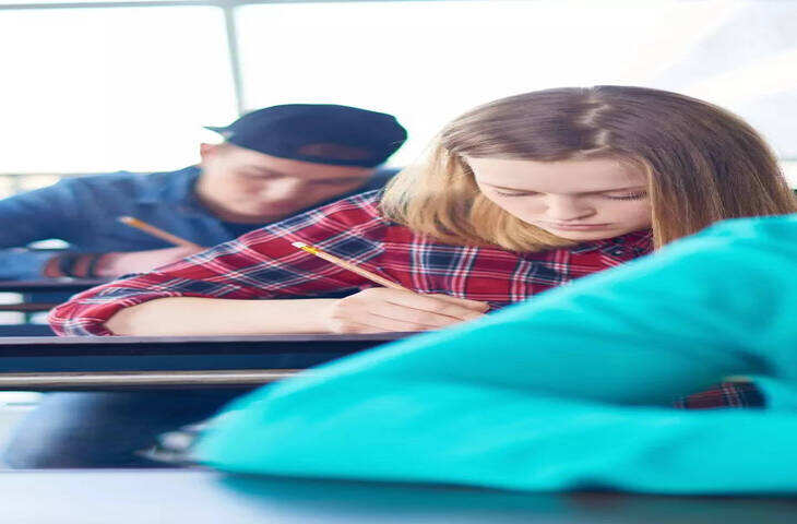 क्या है जेईई​जेईई का मतलब ज्वॉइंट एट्रेंस एग्जाम से है, पहले जेईई मेंस पास करना होता है, इसके बाद जेईई एडवांस्ड परीक्षा पास करनी होती है, जिसके बाद इंजीनियरिंग कोर्स में प्रवेश मिलता है। 