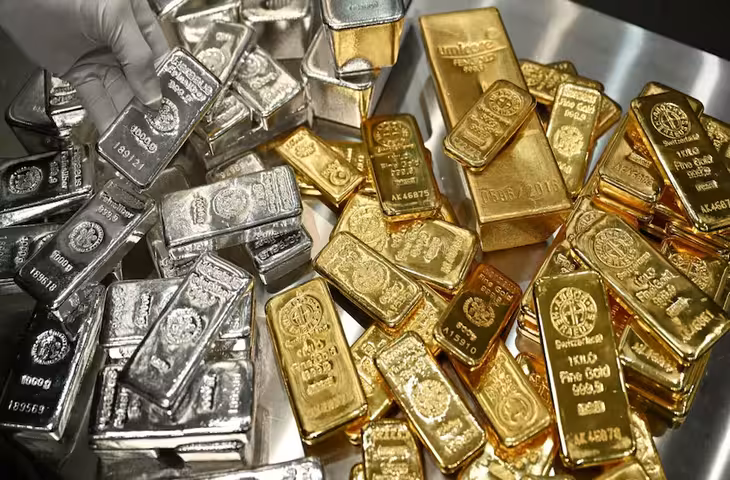 Gold Silver Price Today: महंगा हुआ सोना और सस्ती हुई चांदी, जानें आज 10 ग्राम सोने और 1 किलो चांदी का ताजा भा
