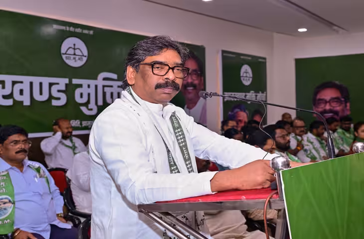 सीएम हेमंत सोरेन ने विकास योजनाओं की समीक्षा की, अधिकारियों को समय पर काम पूरा करने के दिए निर्देश