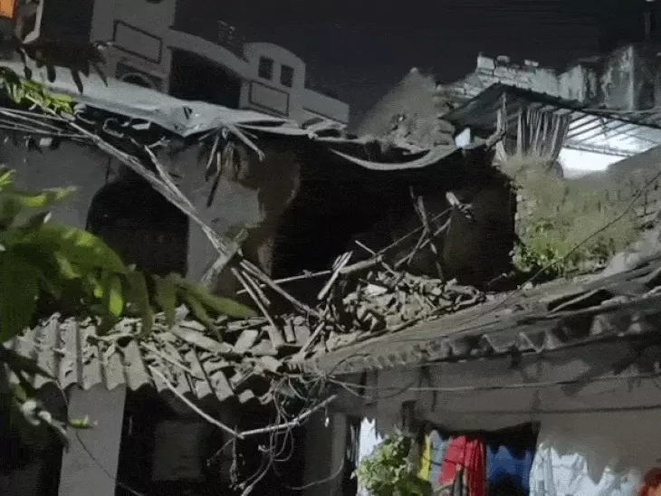 जबलपुर में भरभराकर गिरा दो मंजिला मकान, 4 परिवार मलबे में फंसे; 2 घंटे बाद बुजुर्गों-बच्चों समेत 10 लोगों को निकाला