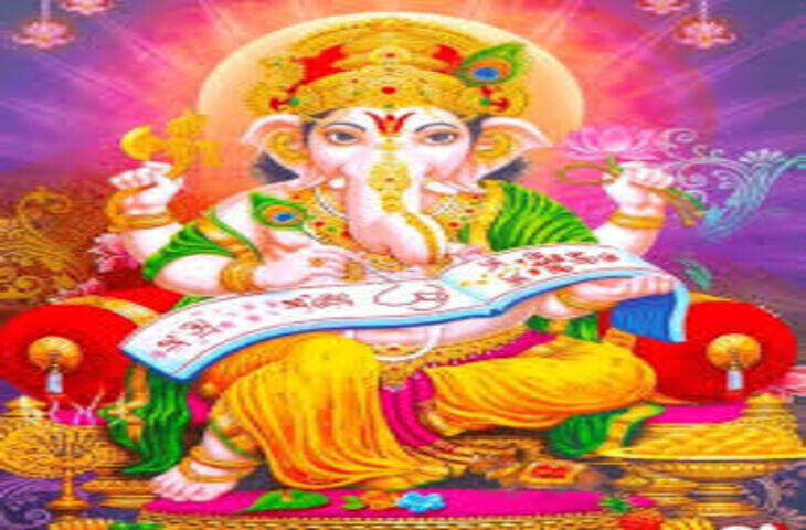 श्री गणपति द्वादश नाम स्तोत्रम् भगवान गणेश के 12 पवित्र नामों का स्तोत्र है। धार्मिक मान्यता के अनुसार, शुभ कार्य शुरू करने से पहले इन नामों का स्मरण करने से विघ्नों से मुक्ति और कार्यों में सफलता की कामना की जाती है।  ॥ श्री गणपति द्वादश नाम स्तोत्रम् ॥ सुमुखश्चैकदन्तश्च कपिलो गजकर्णकः। लम्बोदरश्च विकटो विघ्ननाशो विनायकः॥  धूम्रकेतुर्गणाध्यक्षो भालचन्द्रो गजाननः। द्वादशैतानि नामानि गणेशस्य महात्मनः॥  यः पठेच्छृणुयाद्वापि विद्यारम्भे विवाहे तथा। प्रवेशे निर्गमे चैव सङ्ग्रामे सङ्कटे तथा॥  सर्वविघ्नविनिर्मुक्तो विष्णुलोकं स गच्छति॥  गणेश जी के 12 नाम सुमुख, एकदंत, कपिल, गजकर्णक, लंबोदर, विकट, विघ्ननाश, विनायक, धूम्रकेतु, गणाध्यक्ष, भालचंद्र और गजानन।  धार्मिक परंपरा के अनुसार, इन 12 नामों का श्रद्धापूर्वक जाप विद्यारंभ, विवाह, यात्रा, गृह प्रवेश और नए कार्य की शुरुआत के समय किया जाता है।