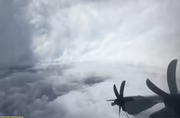 2025 के सबसे भयंकर तूफान का US एयरफोर्स ने बनाया अद्भुत वीडियो, दिखा ऐसा खतरनाक मंजर की हर कोई हैरान रह गया