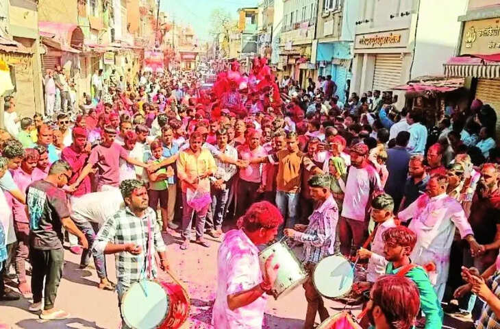 &lsquo;बादशाह&rsquo; की अंतिम यात्रा में लुटाई खर्ची, बीरबल ने किया पारंपरिक नृत्य