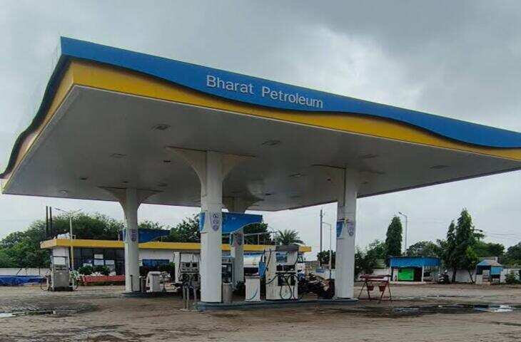 रतलाम में पेट्रोल भराने को लेकर विवाद, युवक साथियों संग लौटा और पेट्रोल पंप पर किया हमला; मारपीट और पथराव CCTV में कैद