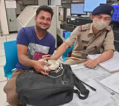CISF अधिकारियों ने उसके मालिक को एक लाख रुपये से भरा बैग लौटाया !