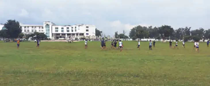 Bharatpur  बेटियों ने कीचड़ में हैंडबॉल खेला, बच्चों ने पानी भरे मैदान में नंगे पैर फुटबॉल खेला