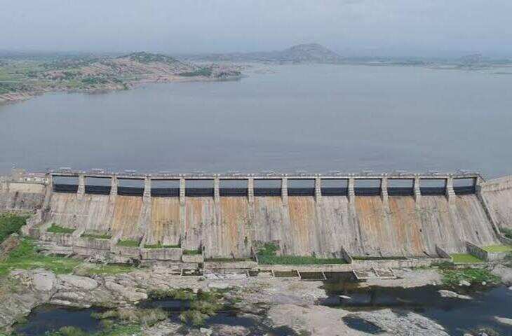 राजस्थान के पाली जिले में बना जवाई बांध पश्चिमी राजस्थान की पहचान से जुड़ा हुआ है। यह बांध सिर्फ पानी का बड़ा स्रोत नहीं, बल्कि इतिहास, इंजीनियरिंग और प्राकृतिक खूबसूरती का अनोखा संगम भी है। जवाई नदी पर बने इस बांध का निर्माण जोधपुर के महाराजा उम्मेद सिंह के शासनकाल में शुरू हुआ था। करीब 70 साल बाद भी यह बांध पाली और आसपास के इलाकों के लिए बेहद महत्वपूर्ण बना हुआ है।  जवाई बांध के निर्माण का विचार आजादी से कई दशक पहले आया था। वर्ष 1903 में जवाई नदी में आने वाली बाढ़ से पाली और जालोर क्षेत्र में होने वाले नुकसान को देखते हुए नदी के पानी को रोकने की योजना पर विचार किया गया। हालांकि इस योजना को जमीन पर उतारने में कई दशक लग गए। आखिरकार वर्ष 1946 में बांध परियोजना को आकार दिया गया और 12 मई 1946 को निर्माण कार्य शुरू हुआ। करीब एक दशक के निर्माण के बाद वर्ष 1957 में बांध परियोजना पूरी हुई।  इस बांध का मुख्य उद्देश्य पानी को संग्रहित करके सिंचाई और पेयजल की जरूरत पूरी करना था। जवाई नदी लूनी नदी की सहायक नदी है और बांध इसी नदी पर बनाया गया है। पश्चिमी राजस्थान जैसे कम बारिश वाले क्षेत्र में पानी को रोककर उसका उपयोग करने के लिए यह परियोजना बेहद महत्वपूर्ण साबित हुई।  जवाई बांध की खासियत सिर्फ इसका इतिहास नहीं है। यह बांध अपने विशाल जलाशय और प्राकृतिक वातावरण के कारण पर्यटकों के बीच भी लोकप्रिय है। यहां बड़ी संख्या में प्रवासी पक्षी पहुंचते हैं। इसके अलावा जवाई क्षेत्र तेंदुओं के लिए भी प्रसिद्ध है। बांध और आसपास की चट्टानी पहाड़ियों में मगरमच्छों की अच्छी संख्या पाई जाती है। यही वजह है कि जवाई क्षेत्र आज राजस्थान के प्रमुख वन्यजीव पर्यटन स्थलों में भी अपनी अलग पहचान बना चुका है।  मानसून के दौरान जब जवाई बांध का जलस्तर तेजी से बढ़ता है और पानी निर्धारित स्तर तक पहुंचता है, तब बांध के गेट खोलकर अतिरिक्त पानी बाहर निकाला जाता है। ऐसे समय में बांध से निकलती जलधारा देखने के लिए बड़ी संख्या में लोग पहुंचते हैं। लंबे समय तक पानी बहने की घटनाएं जवाई के इतिहास में खास मानी जाती हैं।  जवाई बांध की जल क्षमता और इससे जुड़े जलग्रहण क्षेत्र की वजह से पाली जिले की जल व्यवस्था काफी हद तक इस पर निर्भर करती है। पर्याप्त पानी होने पर आसपास के क्षेत्रों में सिंचाई के लिए भी पानी उपलब्ध कराया जाता है। बांध से जुड़ी जल व्यवस्था का लाभ पाली के साथ जालोर क्षेत्र के कई गांवों को भी मिलता है।  समय के साथ जवाई बांध सिर्फ एक सिंचाई परियोजना नहीं रहा। यह पश्चिमी राजस्थान के लोगों के लिए जल सुरक्षा का महत्वपूर्ण आधार बन गया है। साथ ही इसके आसपास विकसित हुआ प्राकृतिक परिवेश इसे पर्यटन के लिहाज से भी खास बनाता है।  करीब सात दशक पुराना जवाई बांध आज भी मजबूती से खड़ा है। महाराजा उम्मेद सिंह के दौर में शुरू हुई यह परियोजना इस बात की मिसाल है कि राजस्थान जैसे शुष्क प्रदेश में जल संरक्षण की दूरदर्शी सोच कितनी महत्वपूर्ण रही है। इतिहास, पानी और वन्यजीवों को अपने भीतर समेटे जवाई बांध आज भी पश्चिमी राजस्थान की सबसे खास जल परियोजनाओं में शामिल है।