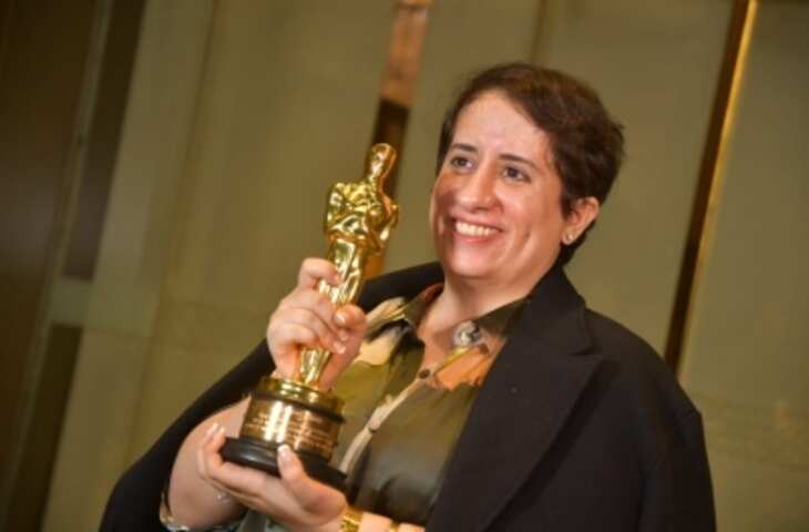 ऑस्कर लेकर मुंबई एयरपोर्ट पहुंचीं Guneet Monga, फैंस ने किया भव्य स्वागत