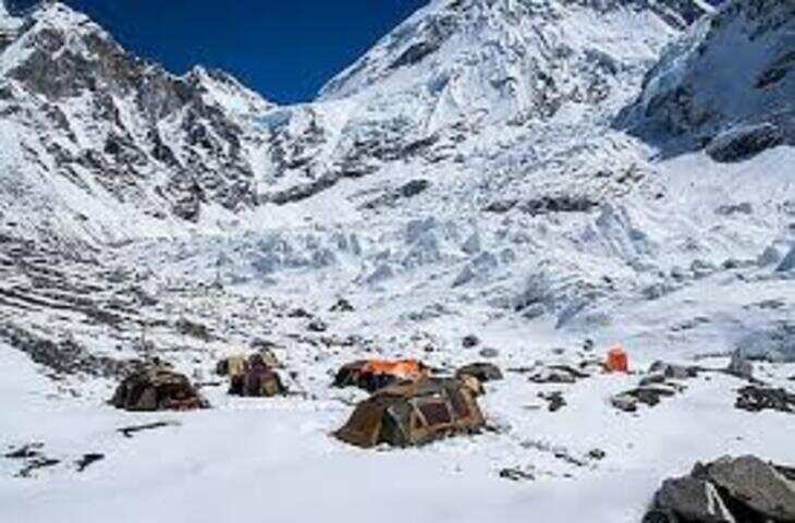 इंसानी हरकतों की हद! एवरेस्ट पर रोज़ बहता है 6000 लीटर पेशाब, पिघल रहा खुम्बू ग्लेशियर