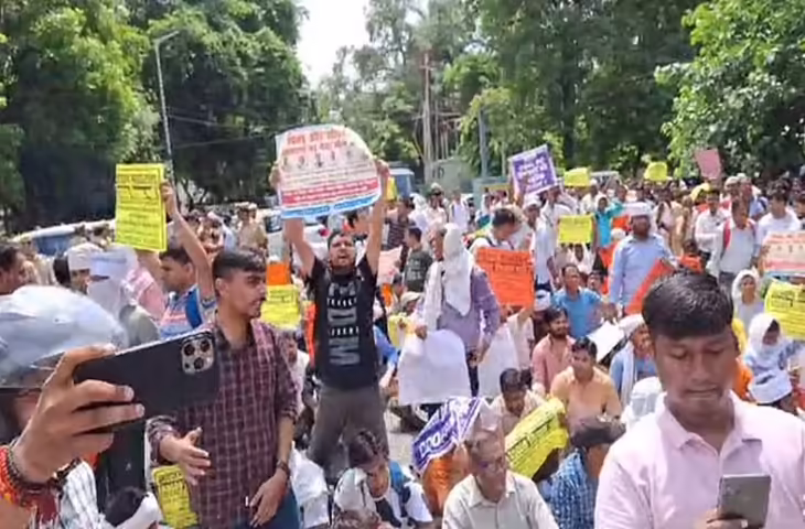 69000 शिक्षक भर्ती में नियुक्ति की मांग को लेकर आरक्षित वर्ग के अभ्यर्थियों का धरना सोमवार को भी इको गार्डन में जारी रहा। 40 डिग्री सेल्सियस तापमान के बीच अभ्यर्थी अपनी मांगों पर अड़े हुए हैं। इस मामले की सुनवाई मंगलवार 8 अप्रैल को सुप्रीम कोर्ट में होगी। प्रदर्शनकारी अभ्यर्थियों की मांग है कि सरकार सुप्रीम कोर्ट में अभ्यर्थियों का प्रतिनिधित्व करे।  अभ्यर्थियों का नेतृत्व कर रहे अमरेंद्र पटेल ने कहा कि 69000 शिक्षक भर्ती में आरक्षण लागू करने में विसंगतियों के कारण अभ्यर्थियों को परेशानी का सामना करना पड़ रहा है। हाईकोर्ट की डबल बेंच ने न्याय दिया है और हमारे पक्ष में फैसला सुनाया है। सरकार की लापरवाही के कारण यह मामला अब सुप्रीम कोर्ट में चला गया है।  हम मांग करते हैं कि सरकार सुप्रीम कोर्ट में हमारा पक्ष मजबूती से रखे। ताकि हमें न्याय मिल सके। विरोध प्रदर्शन में रविशंकर, विक्रम यादव, धनंजय गुप्ता, कल्पना, अनुपमा, स्वेता बबीता, हसीन हिंदुस्तानी, अनुज गुप्ता, शैलेन्द्र आदि अभ्यर्थी शामिल हुए।