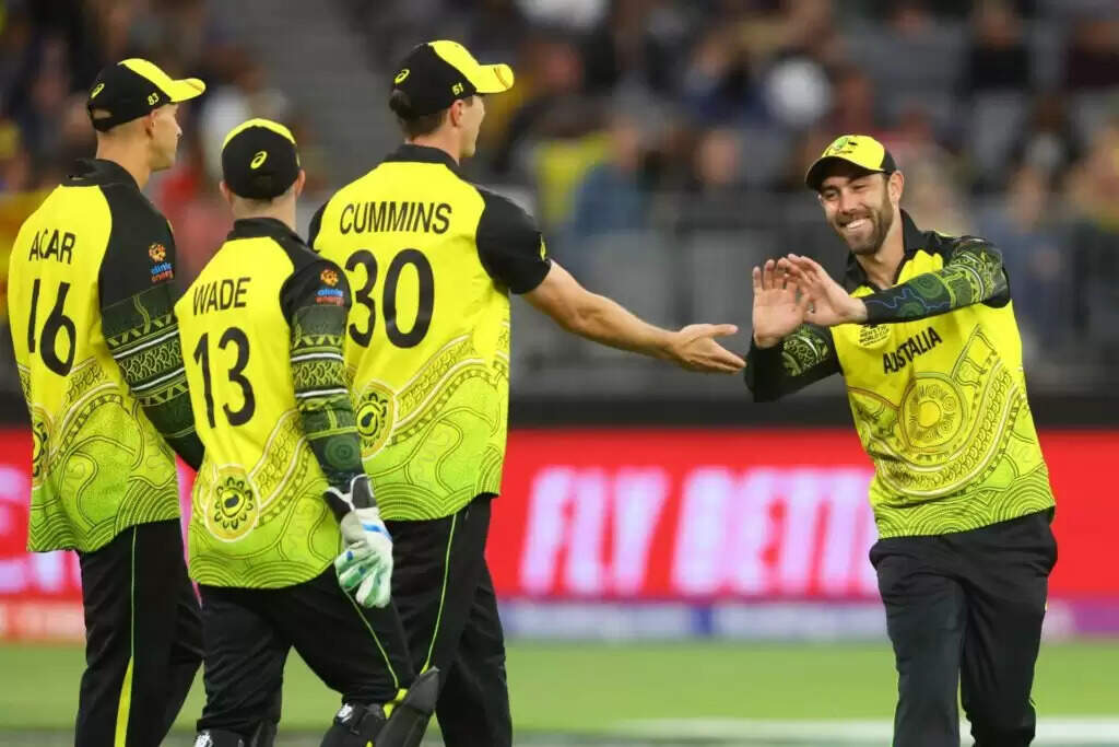 ICC T20 World Cup 2022 में मंगलवार, 25 अक्टूबर को मेजबान ऑस्ट्रेलिया और श्रीलंका (AUS vs SL) के बीच एक दिलचस्प सुपर 12 मैच खेला गया। जिसमें गत विजेता ऑस्ट्रेलिया ने एशियाई टीम को 7 विकेट से हरा दिया। न्यूजीलैंड के खिलाफ पहला मैच हारने के बाद कंगारुओं ने श्रीलंका के खिलाफ अच्छी वापसी की है। ऑस्ट्रेलिया की इस वर्ल्ड कप में यह पहली जीत है। जबकि सुपर 12 चरण में श्रीलंका की यह पहली हार है। इस मैच में टॉस जीतकर ऑस्ट्रेलिया काफी कारगर साबित हुआ।  AUS vs SL: ऑस्ट्रेलियाई गेंदबाजों ने श्रीलंका को 157 रनों पर रोका ऑस्ट्रेलिया क्रिकेट टीम के कप्तान एरोन फिंच ने टॉस जीतकर पहले गेंदबाजी करने का फैसला किया। जो काफी कारगर भी साबित हुआ। श्रीलंका की एशियाई टीम पहले बल्लेबाजी करते हुए निर्धारित 20 ओवर में 6 विकेट के नुकसान पर 157 रन बनाने में सफल रही। जिसमें पथुम निशंका ने 40 रन, चरित असलांका ने 38 रन और धनंजय डी सिल्वा ने 26 रन बनाए। इसके साथ ही चमिका करुणारत्ने ने भी 7 गेंदों में 14 रनों की अहम पारी खेली.इसके अलावा ऑस्ट्रेलियाई गेंदबाजों की बात करें तो जोश हेजलवुड, मिशेल स्टार्क, पैट कमिंस, एश्टन एगर और ग्लेन मैक्सवेल ने 1-1 विकेट लिया.  AUS vs SL: मार्कस स्टोइनिस की शानदार पारी ने जीता मैच आपको बता दें कि ऑस्ट्रेलिया ने श्रीलंका के खिलाफ 158 रन के लक्ष्य को इस ओवर में 7 विकेट शेष रहते हासिल कर लिया। जिसमें ऑस्ट्रेलियाई टीम के स्टार ऑलराउंडर मार्कस स्टोइनिस ने विस्फोटक अर्धशतक बनाकर टीम को मैच जिताया। स्टोइनिस ने महज 18 गेंदों में इतने रनों की नाबाद विस्फोटक पारी खेली. जिसमें मार्क्स के बल्ले से 4 चौके और 6 छक्के लगे. वहीं, इस तेजतर्रार पारी के दौरान स्टोइनिस का स्ट्राइक रेट 327.78 रहा। इसके अलावा ग्लेन मैक्सवेल ने भी 23 रन की शानदार पारी खेली। हालांकि कप्तान एरोन फिंच 31 रन बनाकर नाबाद रहे। हालांकि, उन्होंने पिच पर काफी संघर्ष किया।श्रीलंका के लिए महिश तीक्षाना, चमिका करुणारत्ने और धनंजय डी सिल्वा ने एक-एक विकेट लिया।