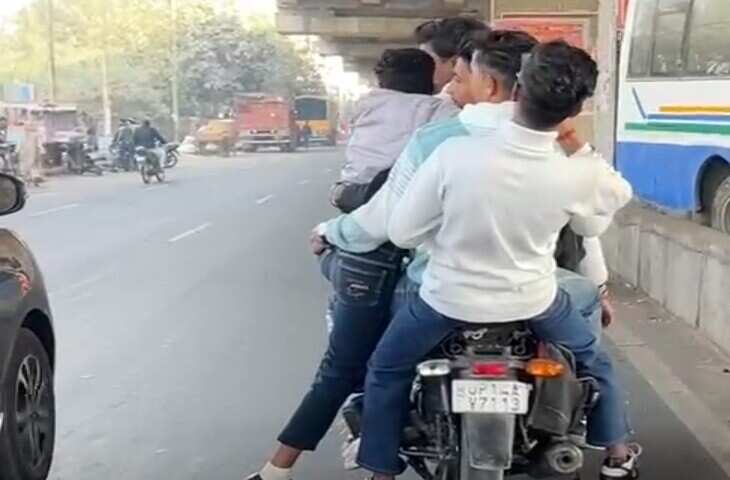 हापुड़ में सड़क पर उडी ट्रैफिक नियमों की धज्जियां! एक स्कूटी पर 5 लोग सवार, फिर पुलिस ने सिखाया सबक&nbsp;