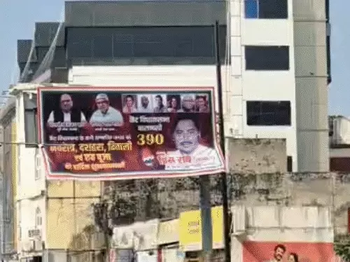 नवरात्रि की शुभकामनाओं वाले होर्डिंग से ढके दिशा सूचक, रास्ता भटक रहे राहगीर; दुकानदारों से पूछ रहे पता