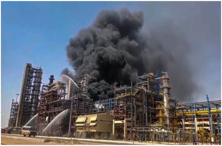 Global Oil Crisis Alert: अमेरिका-ईरान जंग के बीच 5 देशों की रिफाइनरियों में आग, क्या यह साजिश है या हादसा?