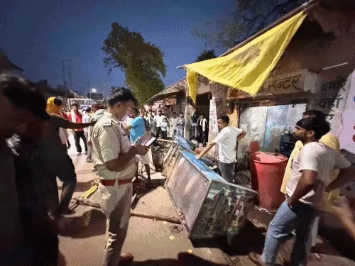 नदबई में जूस सेंटर पर नॉनवेज मिलने का आरोप, जमकर हंगामा; पुलिस ने दो युवकों को हिरासत में लिया