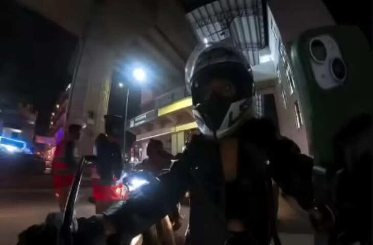 आईटी इंडस्ट्री में काम करने वालों के लिए बेंगलुरु लंबे समय से सपनों का शहर माना जाता है। देश का प्रमुख टेक हब होने की वजह से यहां हर साल हजारों प्रोफेशनल बेहतर करियर और जीवन की तलाश में पहुंचते हैं। बड़ी-बड़ी आईटी कंपनियों, स्टार्टअप्स और ग्लोबल टेक दिग्गजों की मौजूदगी ने इस शहर को &ldquo;सिलिकॉन वैली ऑफ इंडिया&rdquo; की पहचान दिलाई है।  लेकिन जितनी तेजी से बेंगलुरु ने तकनीकी और आर्थिक तरक्की की है, उतनी ही तेजी से यहां ट्रैफिक की समस्या भी बढ़ी है। सुबह और शाम के समय सड़कों पर लंबी-लंबी कतारें आम बात हैं। कई बार कुछ किलोमीटर का सफर तय करने में ही घंटों लग जाते हैं। ऑफिस टाइम में आउटर रिंग रोड, इलेक्ट्रॉनिक सिटी, व्हाइटफील्ड जैसे इलाकों में जाम रोजमर्रा की हकीकत बन चुका है।  ट्रैफिक को लेकर लोग अक्सर सोशल मीडिया पर शिकायत करते हैं, मीम्स बनाते हैं और मजाक भी उड़ाते हैं। &ldquo;बेंगलुरु में दूरी किलोमीटर में नहीं, मिनटों या घंटों में नापी जाती है&rdquo; जैसी बातें आम सुनने को मिलती हैं।  मगर इसी भीड़-भाड़ और अफरातफरी के बीच कई बार ऐसे दिल छू लेने वाले या मजेदार वीडियो भी सामने आ जाते हैं, जो दिन को खास बना देते हैं। कभी जाम में फंसे लोग अचानक डांस करने लगते हैं, कभी कोई सड़क किनारे संगीत बजाकर माहौल हल्का कर देता है, तो कभी लोग एक-दूसरे की मदद करते नजर आते हैं।  यही बेंगलुरु की खासियत भी है&mdash;एक तरफ भागदौड़ और ट्रैफिक का दबाव, तो दूसरी तरफ लोगों की सकारात्मक सोच और जिंदादिली। चुनौतियों के बीच भी मुस्कुराने और माहौल को हल्का बनाने की यही आदत इस शहर को खास बनाती है।