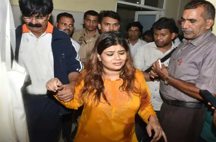 वकील से मिलने के बहाने घर से निकली पत्नी, प्रेमी के पास पहुंची; पति ने दोनों को साथ देखा तो बरसाईं गोलियां