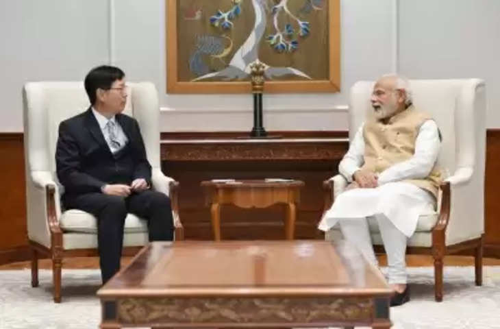 PM Modi ने फॉक्सकॉन प्रमुख से मुलाकात की, भारत के लिए निर्माण योजनाओं की सराहना की