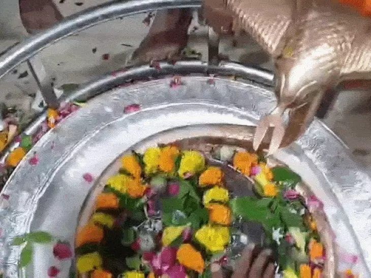 सावन के तीसरे सोमवार को शिवालयों में उमड़ी श्रद्धालुओं की भीड़, कांवड़ियों ने गंगाजल से किया अभिषेक