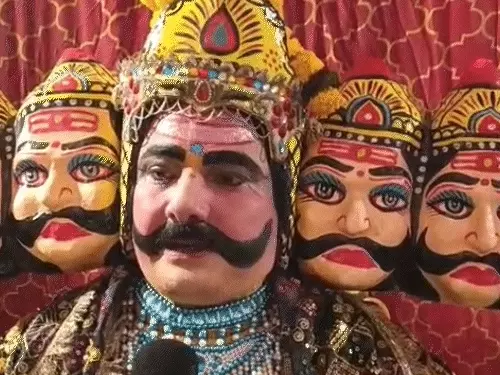 आज रावण चुनाव लड़ता तो जनता को सुख-समृद्धि देता: आगरा की रामलीला में पवन 12 साल से निभा रहे किरदार, पढ़िए क्यों बने दशानन