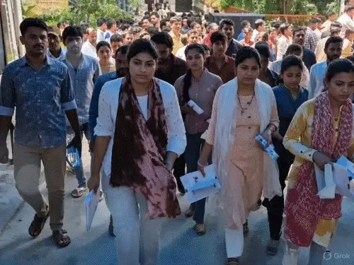 PET परीक्षा देने के लिए 520 किलोमीटर दूर जाना होगा, जौनपुर के सिद्धार्थ सिंह को एक दिन पहले घर से निकलने की तैयारी