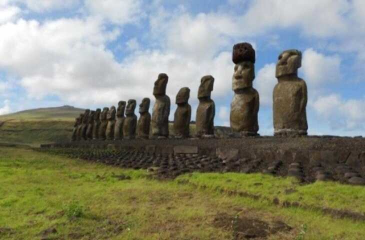 हमारी धरती लाखों रहस्यमयी चीज़ों और जगहों से भरी है। इनमें से कुछ को इंसान ने खोज तो लिया है, लेकिन कुछ रहस्य अभी भी ऐसे हैं जिन्हें कोई नहीं सुलझा पाया है। आज हम आपको एक ऐसे रहस्य के बारे में बताने जा रहे हैं जो आपको हैरान कर देगा। असल में, हम बात कर रहे हैं साउथ अमेरिका में एंडीज़ पहाड़ों और प्रशांत महासागर के बीच बसे चिली देश की। यहाँ एक सुनसान आइलैंड है जहाँ सदियों से करीब नौ सौ रहस्यमयी मूर्तियाँ लगी हुई हैं। इनके बनने और इन्हें वहाँ क्यों बनाया गया, इस बारे में कई थ्योरी सामने रखी जाती हैं। यह रहस्य अभी भी अनसुलझा है।  इस आइलैंड को ईस्टर आइलैंड कहा जाता है। इस आइलैंड पर मौजूद मूर्तियों को "मोई" के नाम से जाना जाता है। इन मूर्तियों का वज़न करीब 100 टन है और ये 30-40 फ़ीट ऊँची हैं। सबसे खास बात यह है कि ये सभी लगभग एक जैसी दिखती हैं। ऐसा लगता है कि इन्हें एक ही सांचे में बनाया गया है। लेकिन इन एक जैसी मूर्तियों के बनने के पीछे का राज़ कोई नहीं जानता।  माना जाता है कि पत्थर की ये मूर्तियाँ इतनी मज़बूत होती हैं कि अगर इन्हें हथौड़े से तोड़ा भी जाए, तो भी ये छोटी-मोटी खरोंचों को छोड़कर वैसी ही रहती हैं। इसके अलावा, यहां की मूर्तियों को लेकर सवाल उठते रहे हैं: जब इस आइलैंड पर इंसानी रहने के कोई निशान नहीं हैं, तो ये यहां कैसे आईं? इसके अलावा, सैकड़ों की संख्या में इन मूर्तियों का होना सभी को हैरान करता है।  हालांकि, कुछ लोगों का मानना ​​है कि सैकड़ों साल पहले एलियंस इस आइलैंड पर आए होंगे और उन्होंने ये मूर्तियां बनाईं, लेकिन फिर उन्हें छोड़ दिया। हालांकि यह सब मनगढ़ंत है, लेकिन सच्चाई अभी भी पता नहीं है, और इसका कोई पक्का सबूत मौजूद नहीं है।  यह भी कहा जाता है कि इन मूर्तियों को रापा नुई लोगों ने बनाया था जो 1250 और 1500 के बीच ईस्टर आइलैंड पर रहते थे। इन्हें बनाने के पीछे का कारण अपने पूर्वजों का सम्मान करना और उन्हें याद करना बताया जाता है। हालांकि, जब इन मूर्तियों को बनाने के दौरान पेड़ों की अंधाधुंध कटाई हुई, तो आइलैंड तक पहुंचना मुश्किल हो गया। कहा जाता है कि उन्होंने आइलैंड छोड़ दिया। इस वजह से, मूर्तियों पर काम अधूरा रह गया और आज भी अधूरा है।