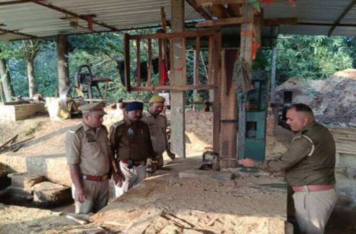 जबलपुर में वन विभाग की बड़ी कार्रवाई: अवैध आरा मशीन पर देर रात छापा, लकड़ी की टाल सील