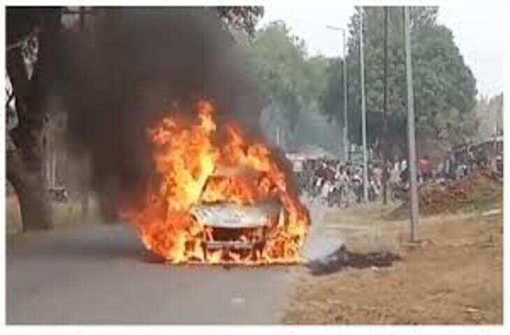 सड़क पर चलती डीजल कार बनी आग का गोला, वीडियो में देखें पुरी तरह जलकर हुई खाक