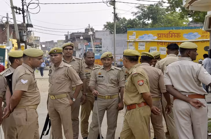 गाजियाबाद में हिंदू रक्षा दल कार्यकर्ताओं से मारपीट का आरोप, पिस्टल दिखाकर धमकी देने की शिकायत; थाने में धरने पर बैठे लोग