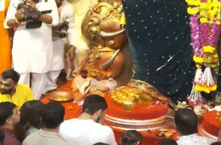 रोहित शर्मा ने पत्नी रितिका के साथ लालबागचा राजा के किए दर्शन, फुटेज में देंखे गणपति बप्पा का लिया आशीर्वाद